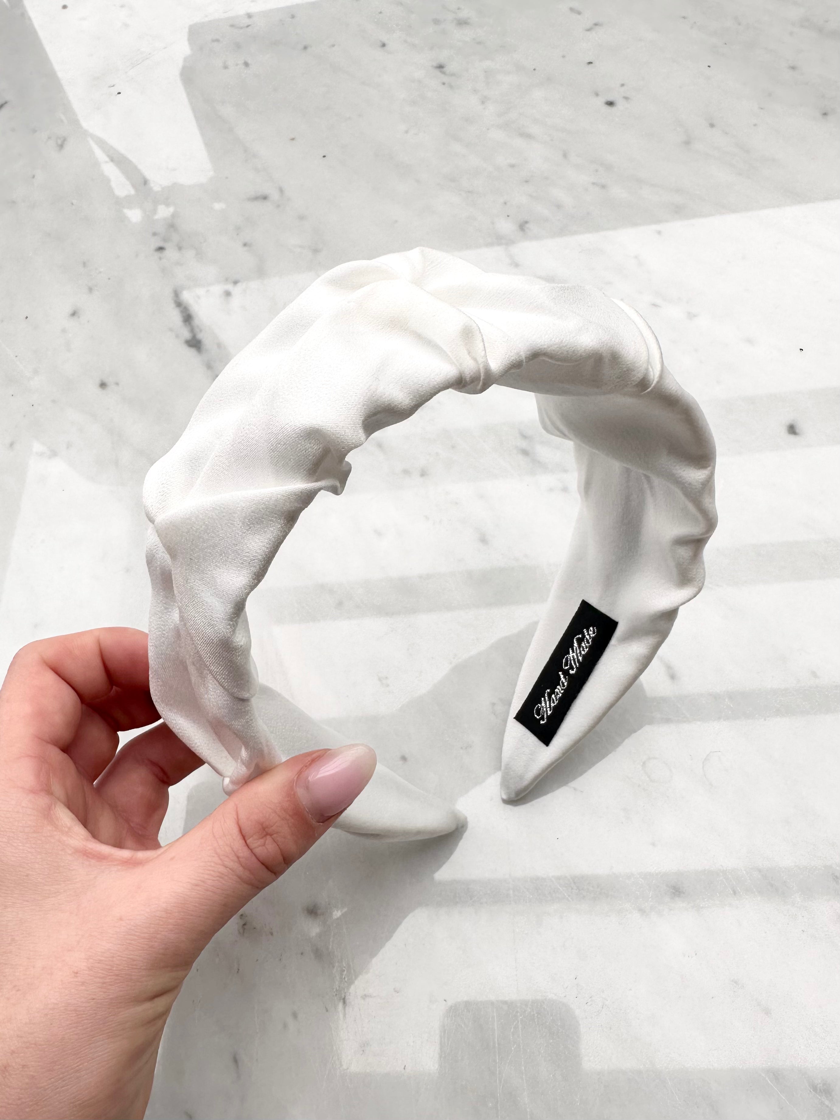 Emelina - Bred hårband i sidenlook